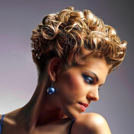 Elegante Partyfrisur für kurze Haare mit Locken