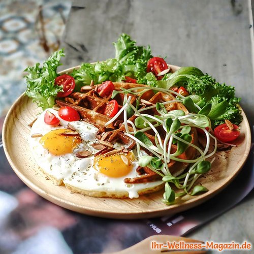 Protein-Quarkwaffeln mit Spiegelei und Salat