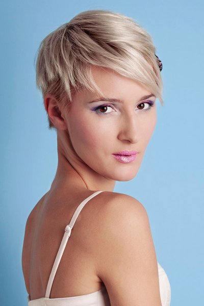 Blonder Pixie Cut mit Seitenscheitel