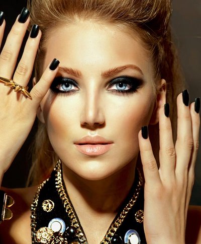 Blaue Augen schminken - Smokey Eyes