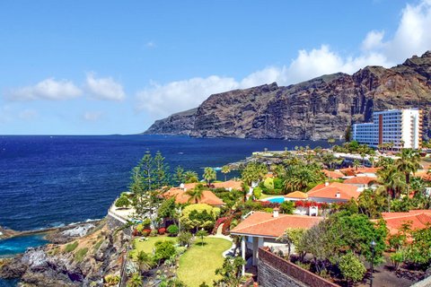 Blick von der Calle la Hondura in Acantilados de los Gigantes (die Klippen der Riesen) auf Los Gigantes