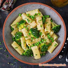 Low-Carb-Pasta mit Brokkoli und Erbsen