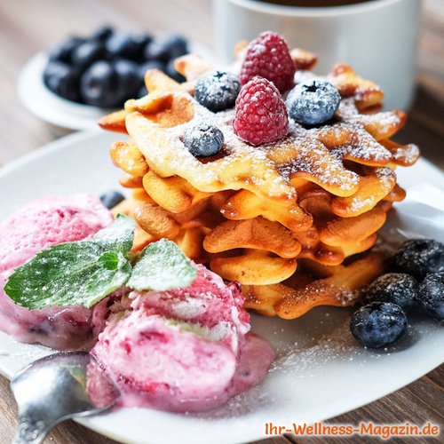 Low Carb Kokos-Waffeln mit Himbeereis