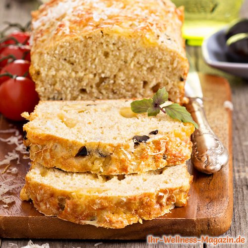 Low-Carb-Brot mit Oliven und Käse
