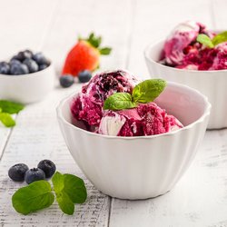 15 Rezepte für Low-Carb-Eis mit Sommerbeeren