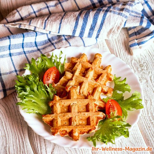 Low Carb Buttermilch-Waffeln mit Salat