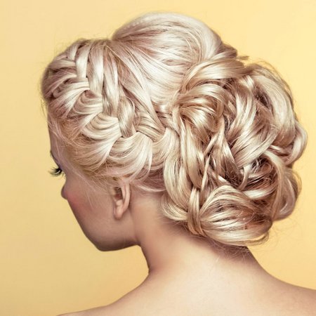 Geflochtene Frisur mit Locken-Chignon