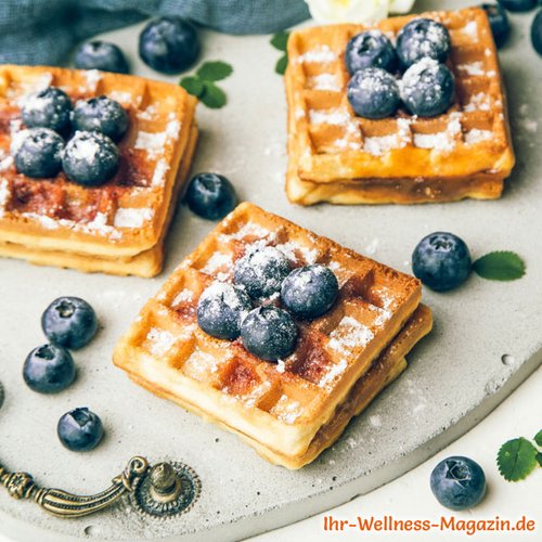 Low Carb Haselnuss-Zimt-Waffeln mit Blaubeeren