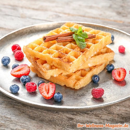 Low Carb Zimt-Waffeln mit Vanillesoße und Beeren