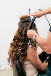 Frisuren selber machen Anleitung für einen aufregenden Glamour Look - Step 3