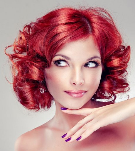 Eleganter, langer Locken Bob in frechem Rot