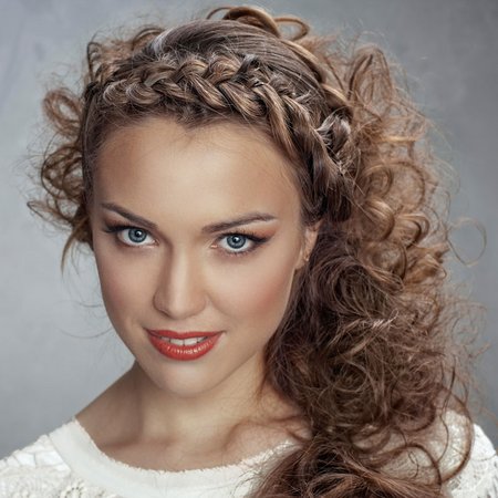 Coole Flechtfrisur mit Locken, halboffen gestylt