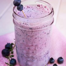 Buttermilch-Shake mit Blaubeeren