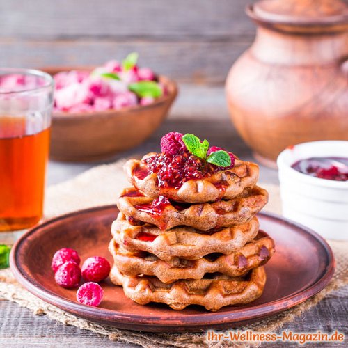 Low Carb Schoko-Waffeln mit Himbeermarmelade