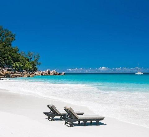 Seychellen-Insel Praslin: Strahlend weiße Strände und der indische Ozean – das ist Urlaub pur