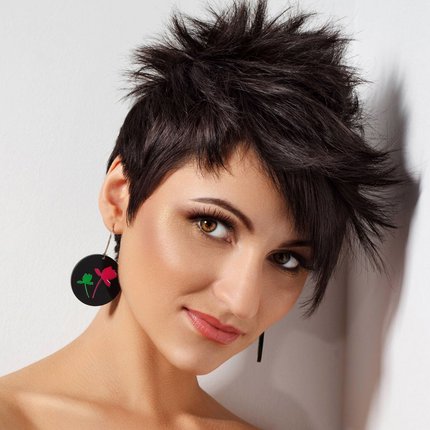 Schwarze kurze Haare im Pixie-Cut