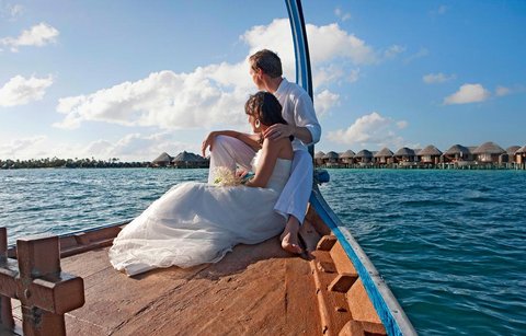 Malediven Insel Halaveli im Nord Ari Atoll: Heiraten am Strand – Hochzeitsreise auf den Malediven inklusive