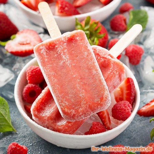 Low Carb Erdbeer-Himbeer-Eis am Stiel selber machen