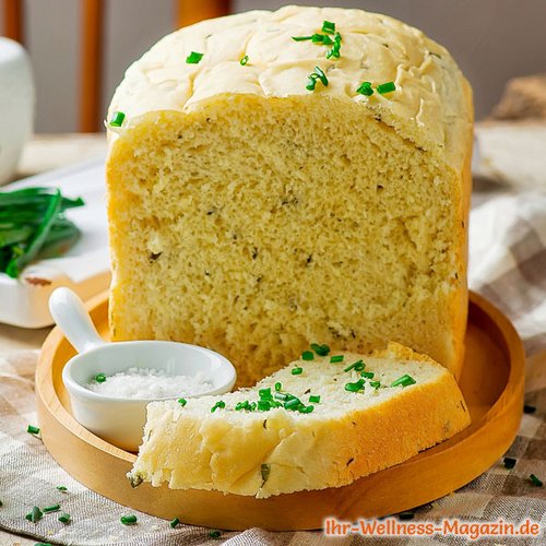 Eiweißbrot mit Sauerrahm und Schnittlauch