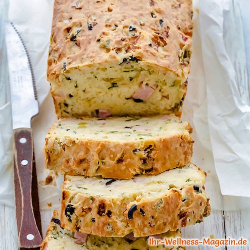 Low-Carb-Brot mit Schinken und Oliven