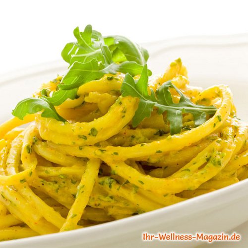 Low-Carb-Pasta mit cremiger Safran-Sauce