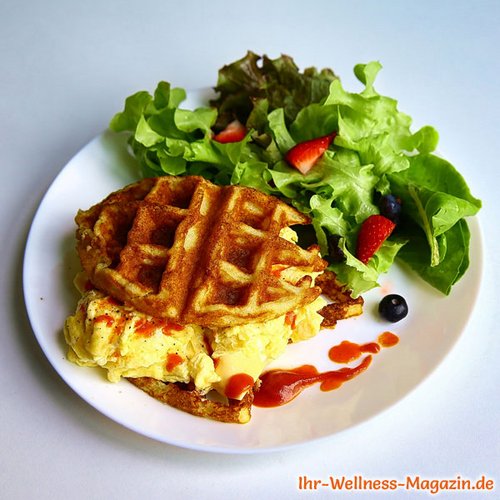 Protein-Skyr-Waffeln mit Rührei und Salat