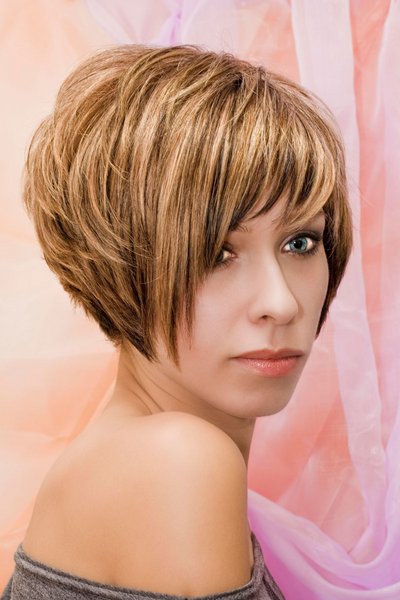 Gestufter Feather Bob mit kurzem Nacken