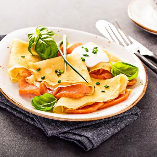 Low-Carb-Pfannkuchen mit Lachs