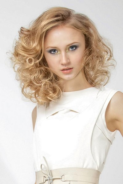 Eleganter, langer Bob mit definierten Locken