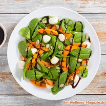 Spinatsalat mit Kürbis und Mozzarella