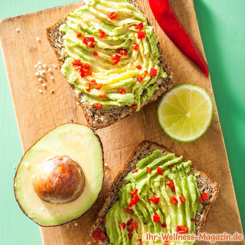 Low-Carb-Brot mit Avocado-Chili-Aufstrich