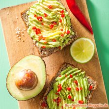 Low-Carb-Brot mit Avocado-Chili-Aufstrich