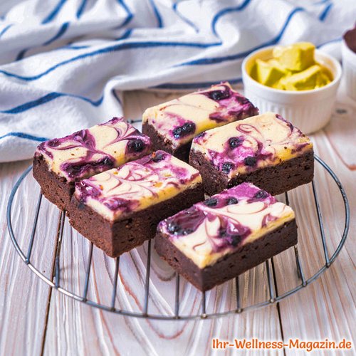 Low Carb Cheesecake-Brownies mit Blaubeeren