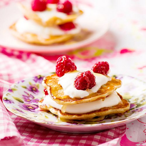 Low Carb Pancake-Sandwich mit Quark und Himbeeren