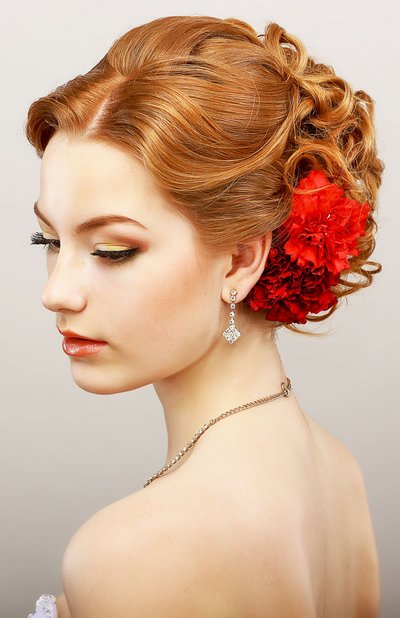 Elegante lockige Hochsteckfrisur mit rot gefärbten Haaren