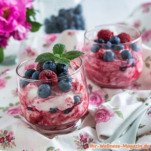 Himbeer-Eiweiß-Dessert im Glas