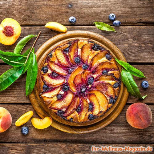 Low Carb Pfirsich-Käsekuchen mit Blaubeeren