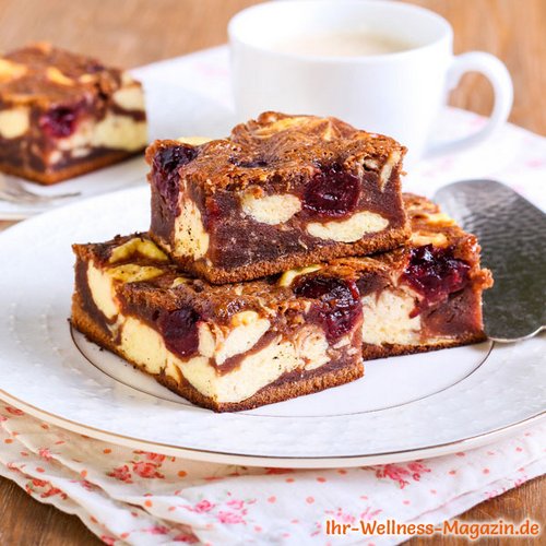 Saftige Low Carb Kirsch-Cheesecake-Brownies