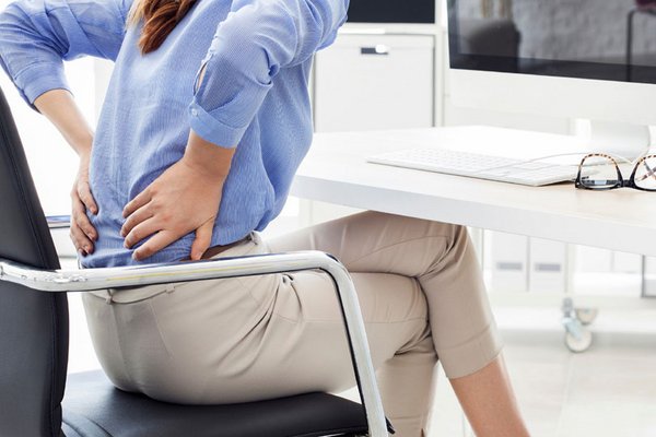 Rückenschmerzen vorbeugen: Drei Tipps, die den Rücken im Alltag entlasten können