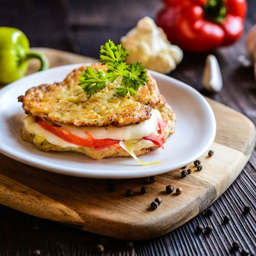 Low Carb Blumenkohl-Pancakes gefüllt mit Mozzarella und Paprika