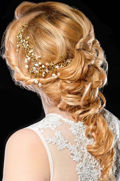 Romantische Brautfrisur mit halb hochgestecktem Haarzopf