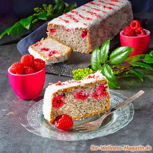 Low-Carb-Mohnkuchen mit Himbeeren und Kokos