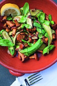 Einfache Kochrezepte: Baby-Zucchini mit Chanterelle-Pilzen und Basilikum