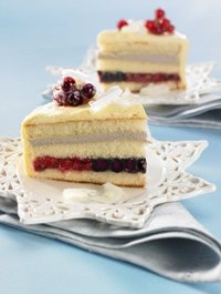 Rezepte Torten: Weiße Schokotorte mit Johannisbeeren