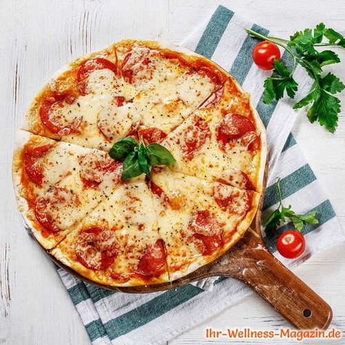 Low-Carb-Pizza mit Salami und viel Käse