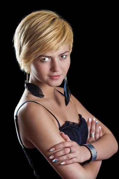 Fransiger Pixie Cut mit blonden Strähnchen