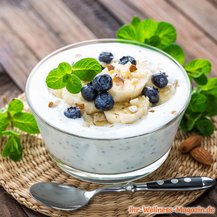 Low Carb Joghurt-Frühstück mit Mandeln und Früchten