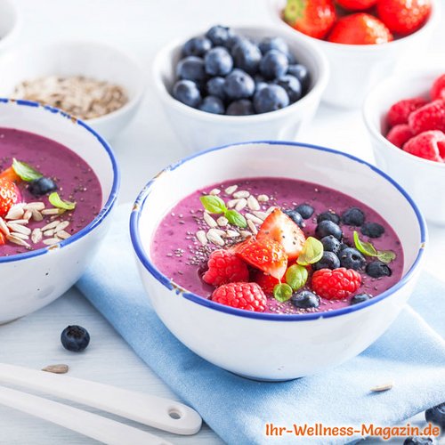 Low Carb Beeren-Smoothie-Bowl mit Chia