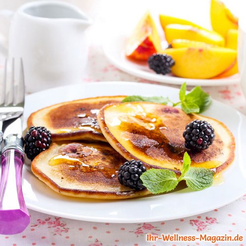 Low Carb Skyr-Pancakes mit Brombeeren