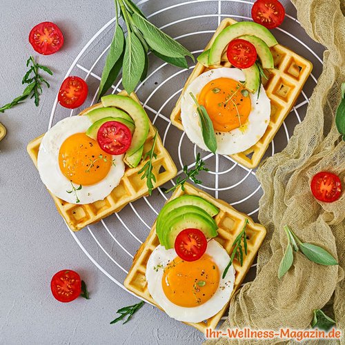 Low-Carb-Waffeln mit Spiegelei und Avocado